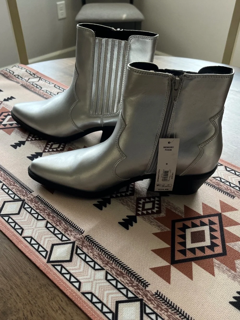 No boundaries Women’s Western Boots Silver Size 9 NWT